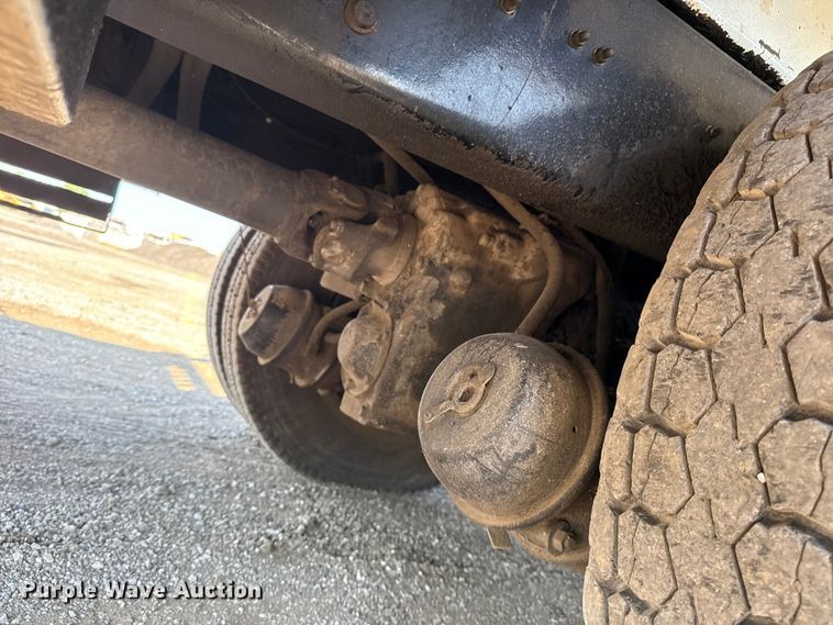 image for item NU9651 2005 International 7400 drilling rig truck