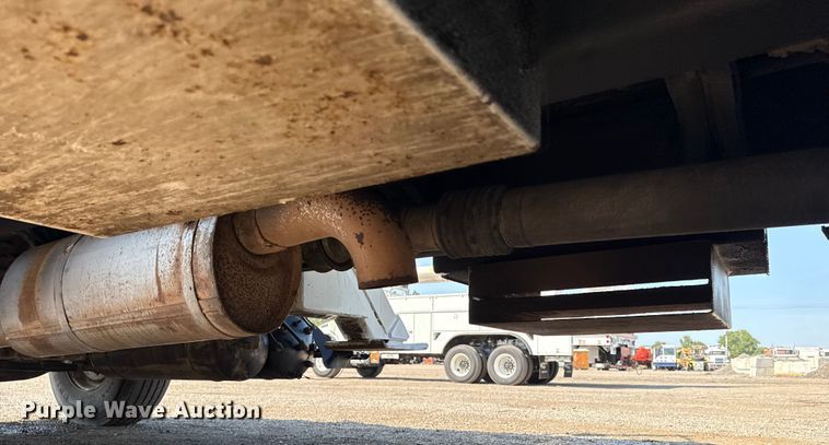 image for item NU9651 2005 International 7400 drilling rig truck