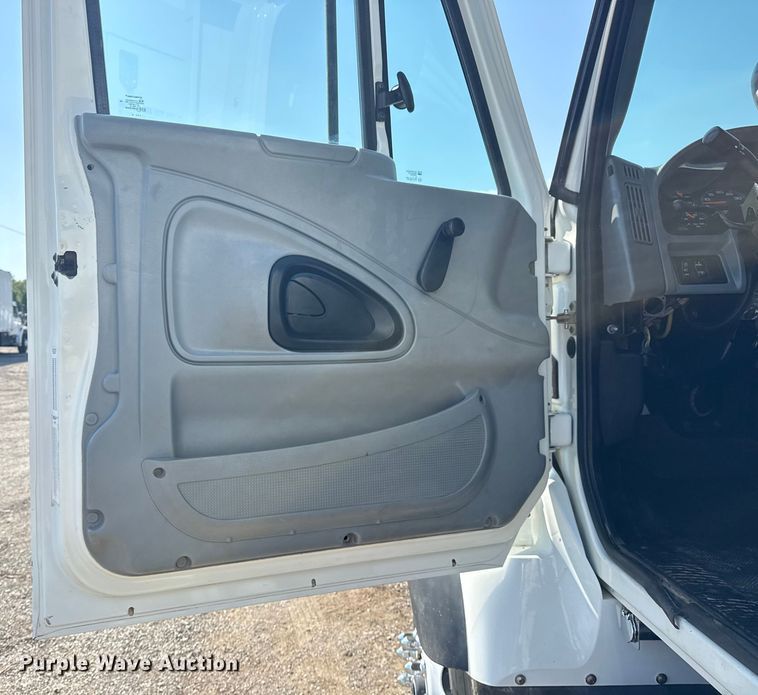 image for item NU9651 2005 International 7400 drilling rig truck