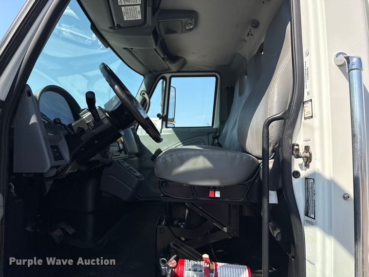 image for item NU9651 2005 International 7400 drilling rig truck