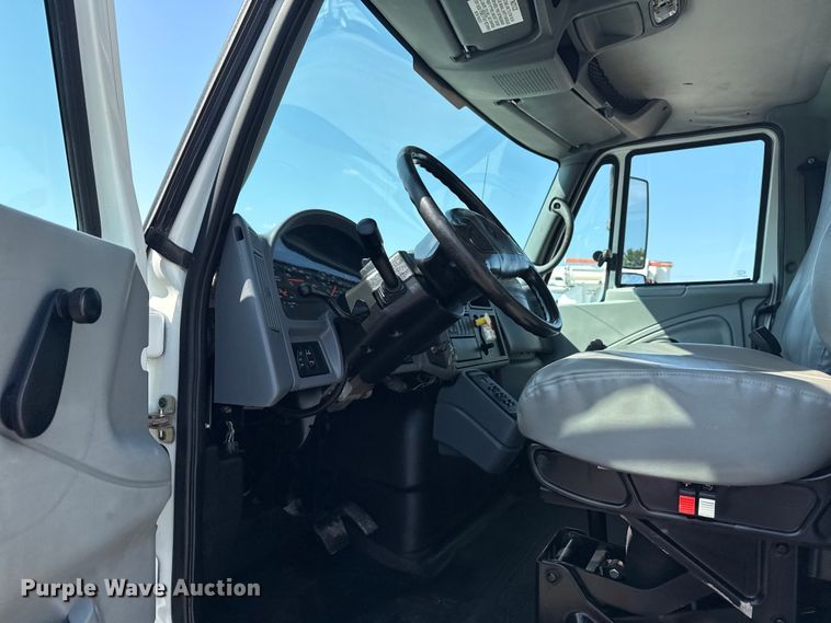 image for item NU9651 2005 International 7400 drilling rig truck