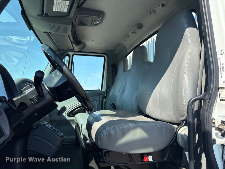 image for item NU9651 2005 International 7400 drilling rig truck