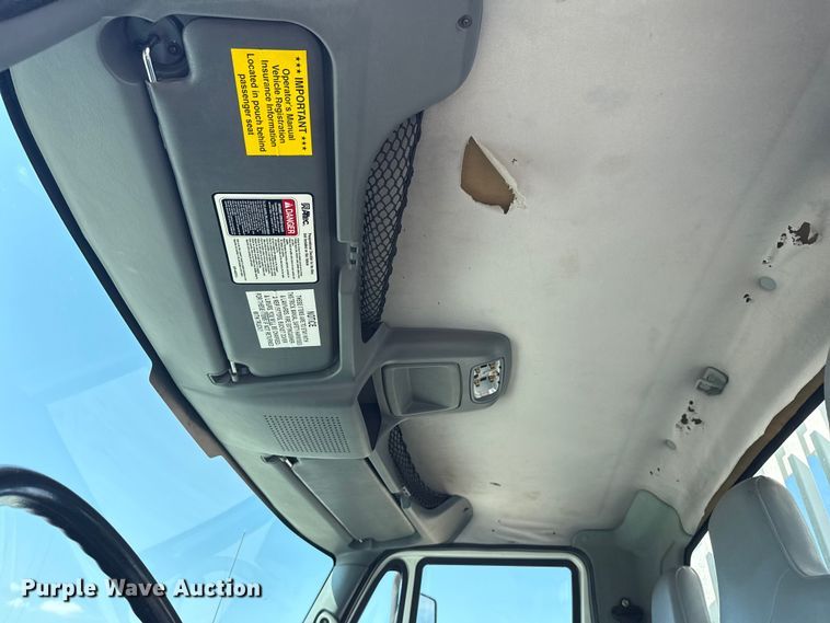 image for item NU9651 2005 International 7400 drilling rig truck