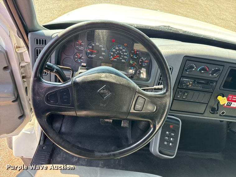 image for item NU9651 2005 International 7400 drilling rig truck