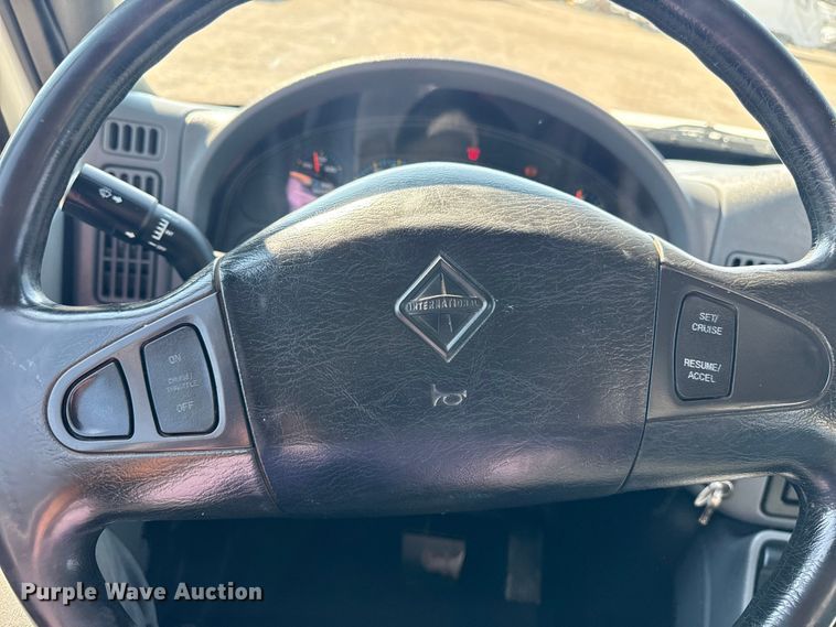 image for item NU9651 2005 International 7400 drilling rig truck