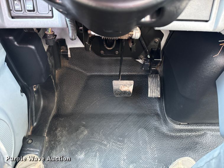 image for item NU9651 2005 International 7400 drilling rig truck