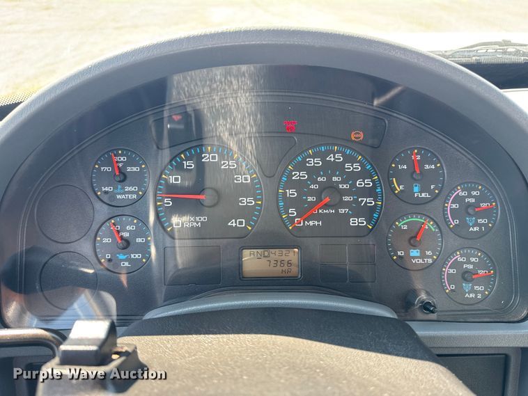 image for item NU9651 2005 International 7400 drilling rig truck