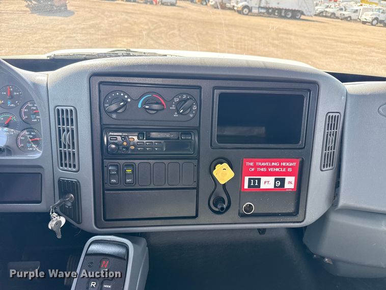 image for item NU9651 2005 International 7400 drilling rig truck