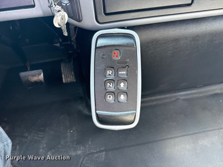 image for item NU9651 2005 International 7400 drilling rig truck