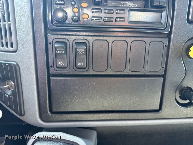 image for item NU9651 2005 International 7400 drilling rig truck