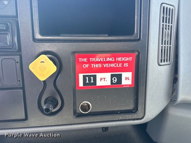 image for item NU9651 2005 International 7400 drilling rig truck