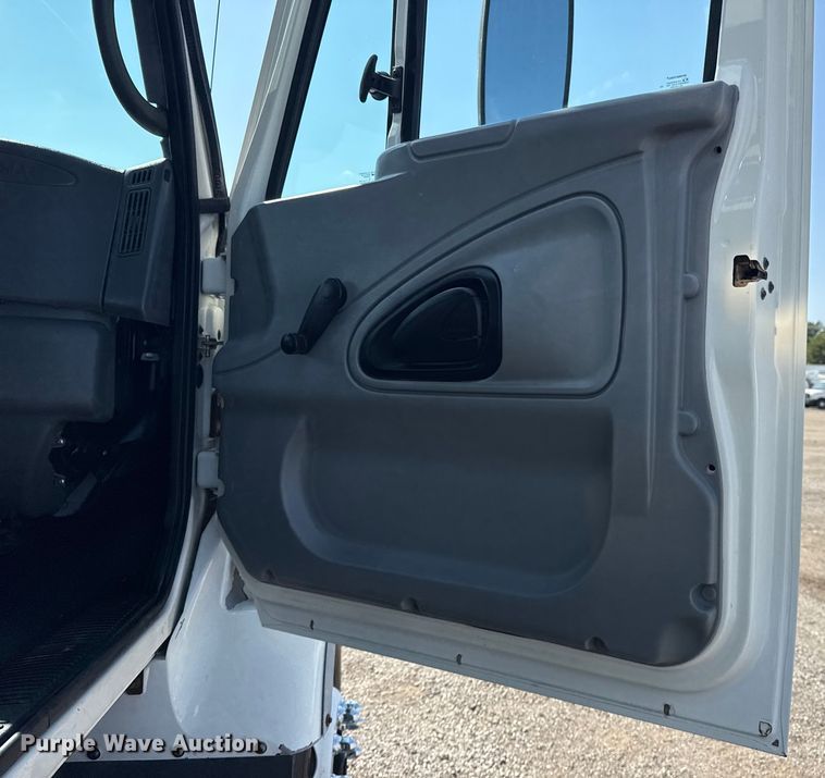 image for item NU9651 2005 International 7400 drilling rig truck