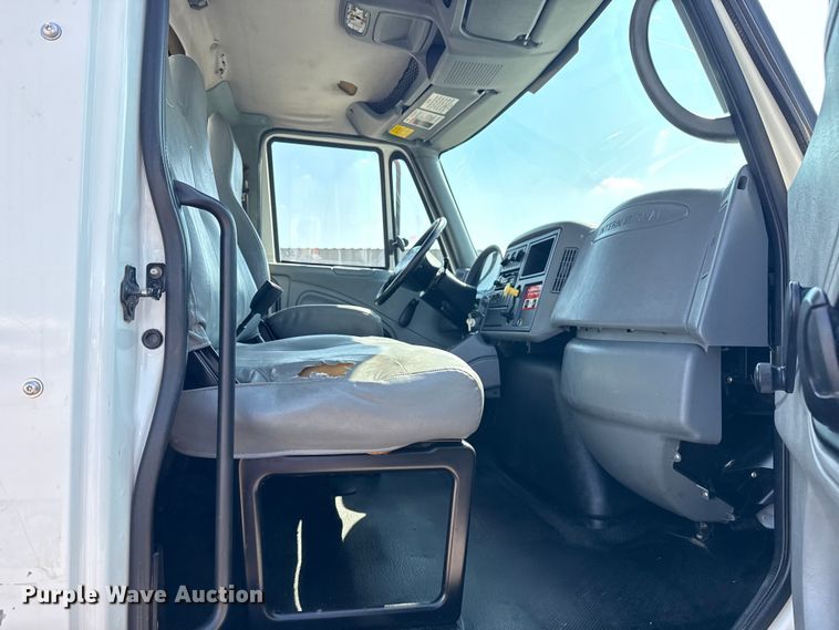 image for item NU9651 2005 International 7400 drilling rig truck