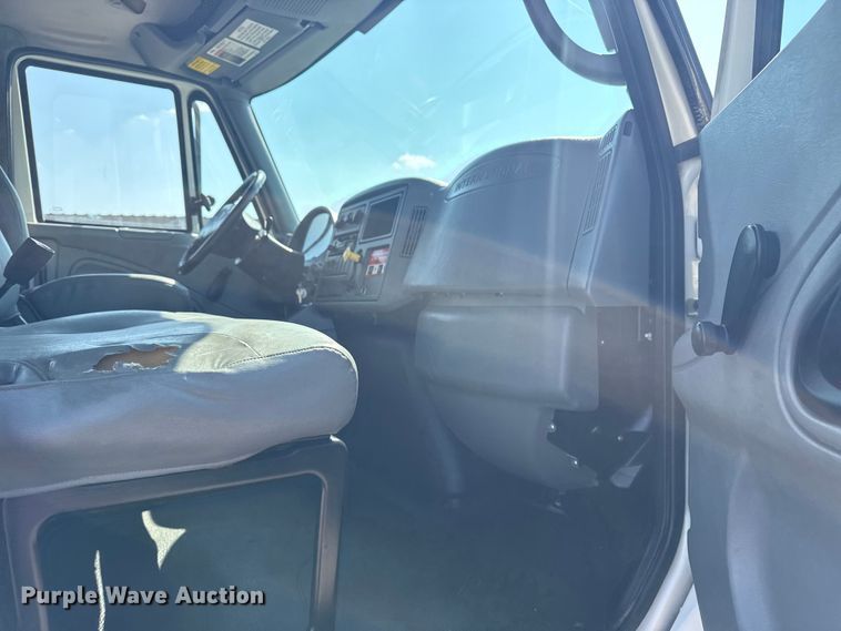 image for item NU9651 2005 International 7400 drilling rig truck