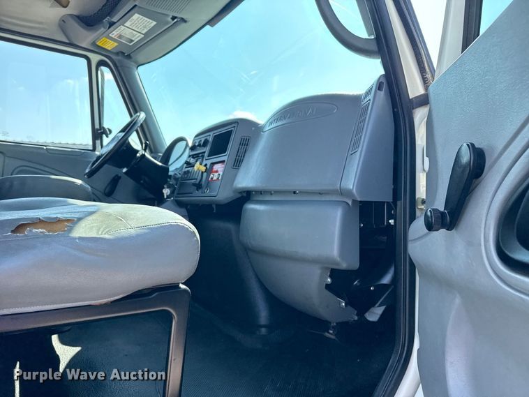 image for item NU9651 2005 International 7400 drilling rig truck