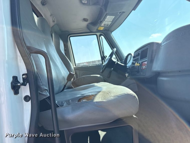 image for item NU9651 2005 International 7400 drilling rig truck