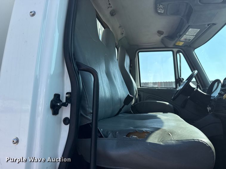 image for item NU9651 2005 International 7400 drilling rig truck