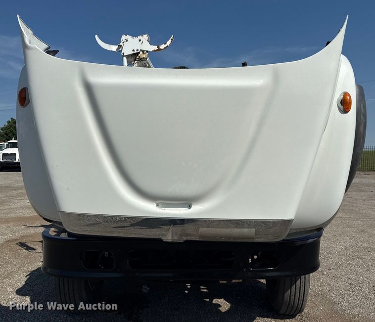 image for item NU9651 2005 International 7400 drilling rig truck