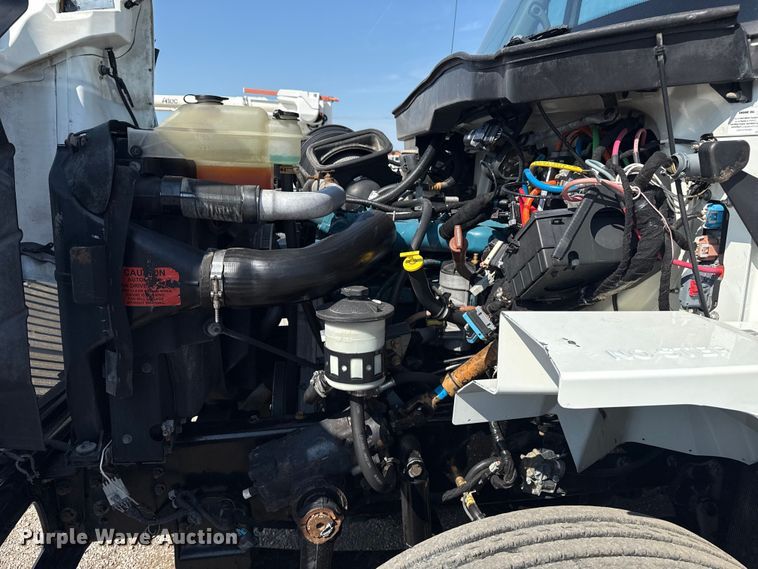 image for item NU9651 2005 International 7400 drilling rig truck