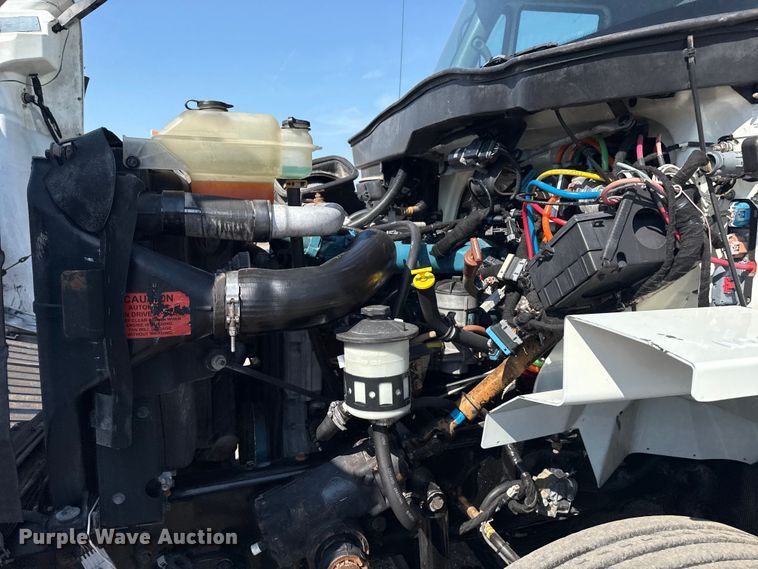 image for item NU9651 2005 International 7400 drilling rig truck