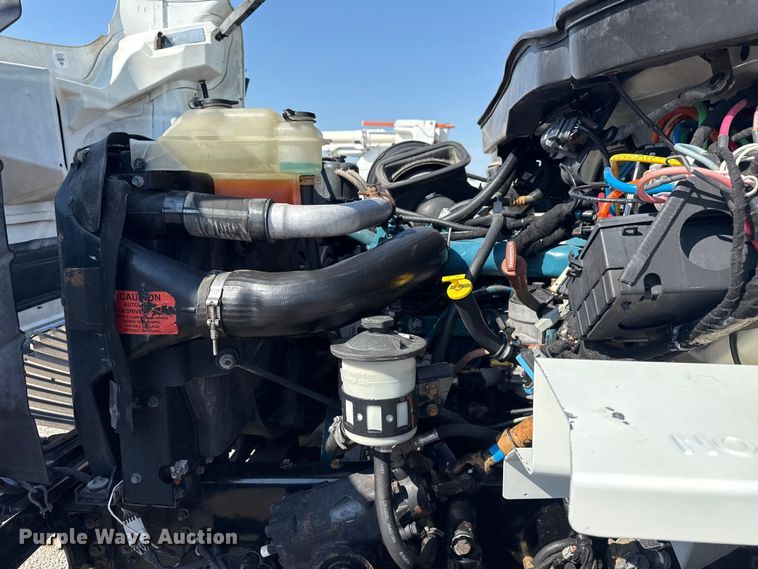 image for item NU9651 2005 International 7400 drilling rig truck