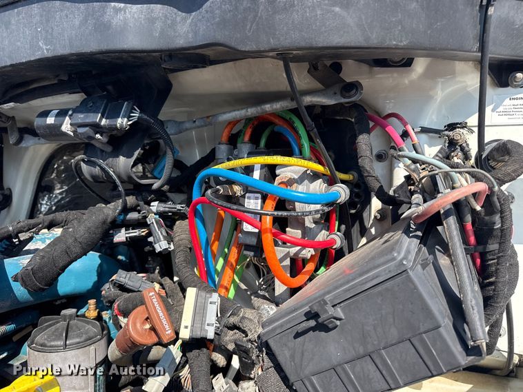 image for item NU9651 2005 International 7400 drilling rig truck