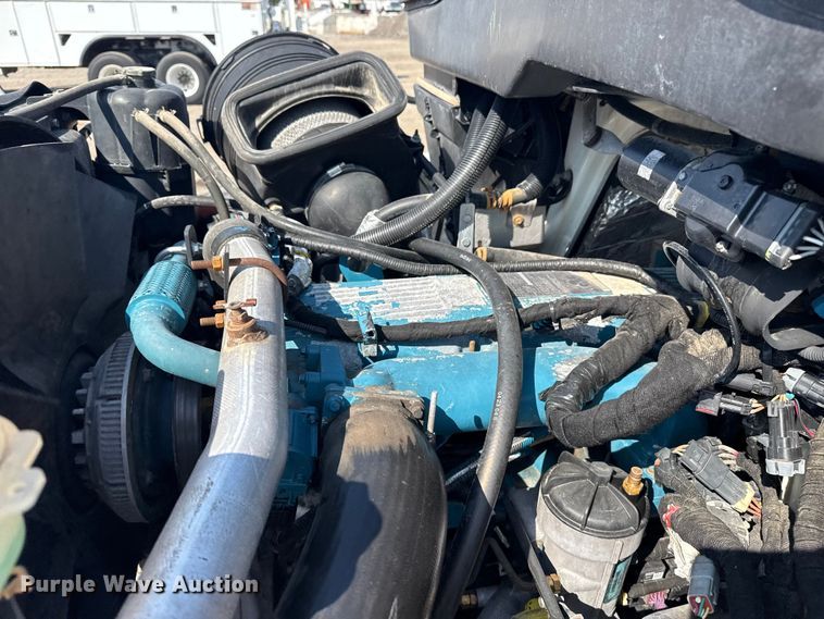 image for item NU9651 2005 International 7400 drilling rig truck