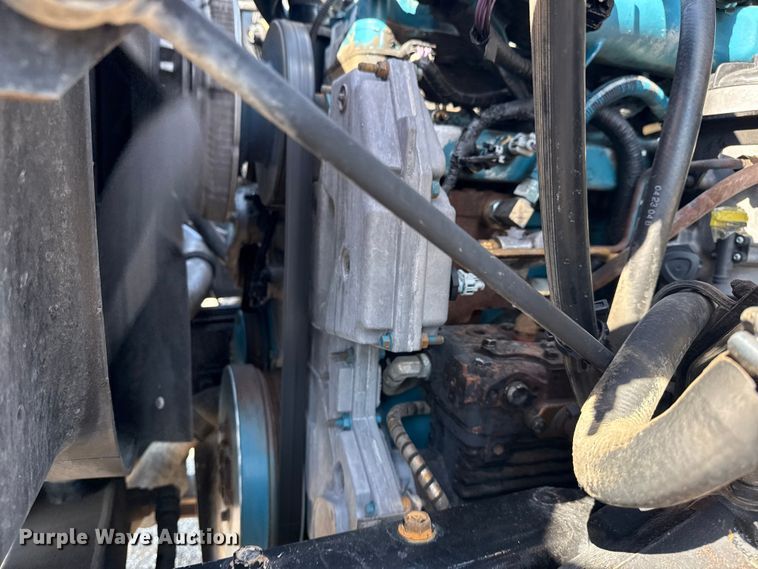 image for item NU9651 2005 International 7400 drilling rig truck