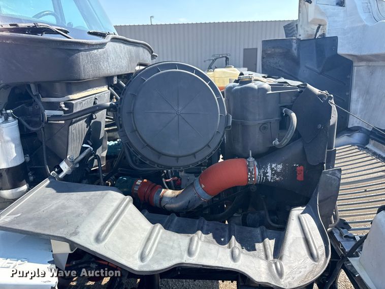 image for item NU9651 2005 International 7400 drilling rig truck