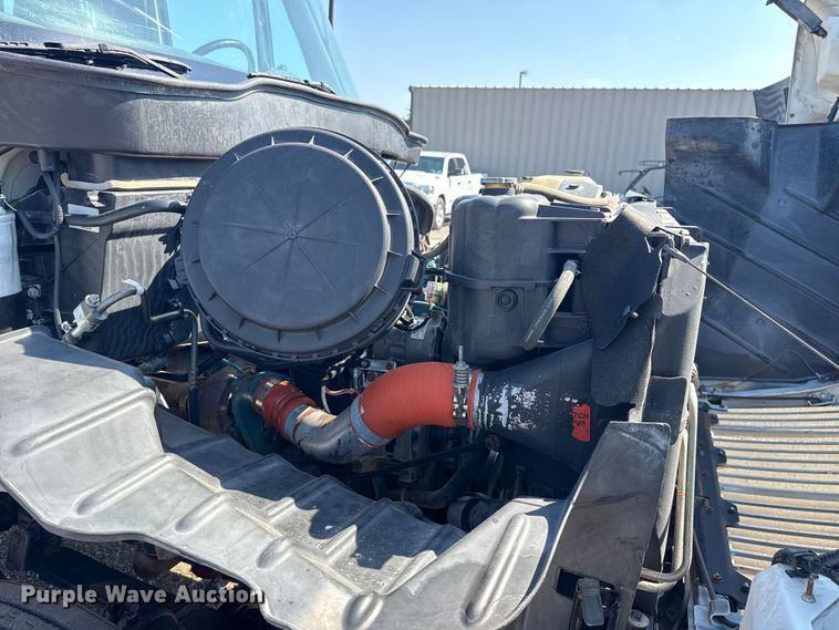 image for item NU9651 2005 International 7400 drilling rig truck