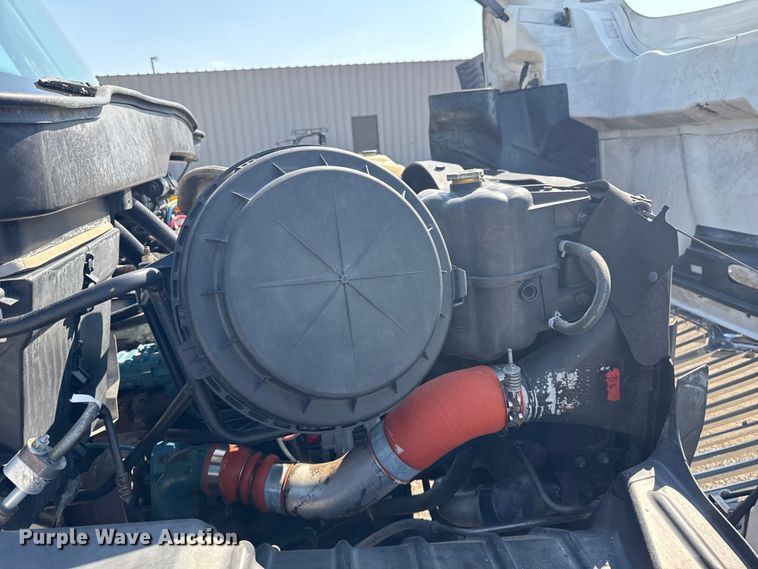 image for item NU9651 2005 International 7400 drilling rig truck