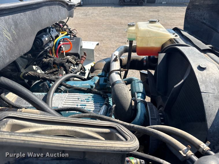 image for item NU9651 2005 International 7400 drilling rig truck