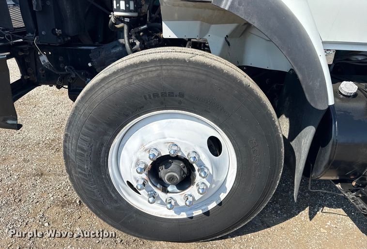 image for item NU9651 2005 International 7400 drilling rig truck