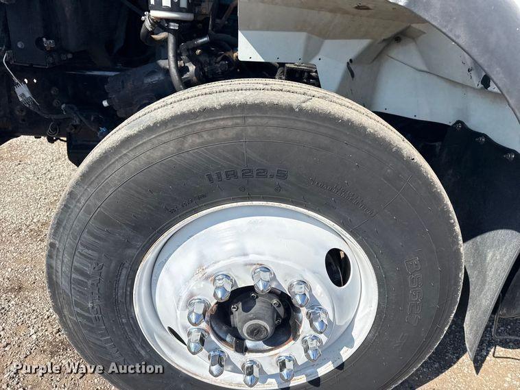 image for item NU9651 2005 International 7400 drilling rig truck