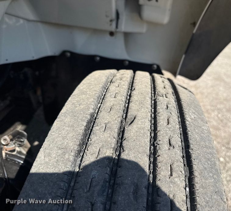 image for item NU9651 2005 International 7400 drilling rig truck