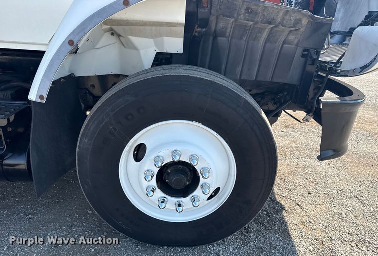 image for item NU9651 2005 International 7400 drilling rig truck