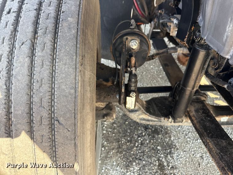 image for item NU9651 2005 International 7400 drilling rig truck