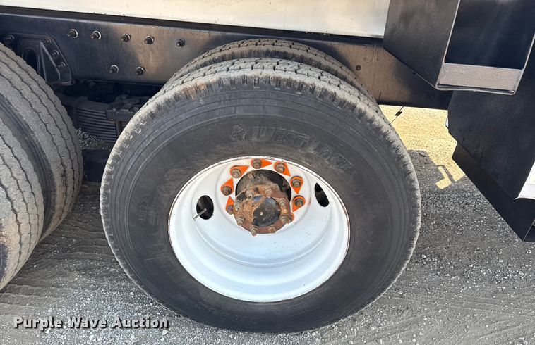 image for item NU9651 2005 International 7400 drilling rig truck