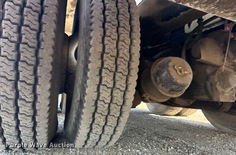 image for item NU9651 2005 International 7400 drilling rig truck