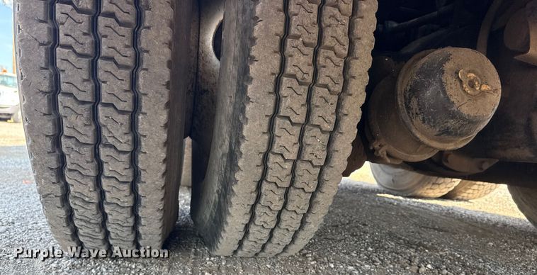 image for item NU9651 2005 International 7400 drilling rig truck