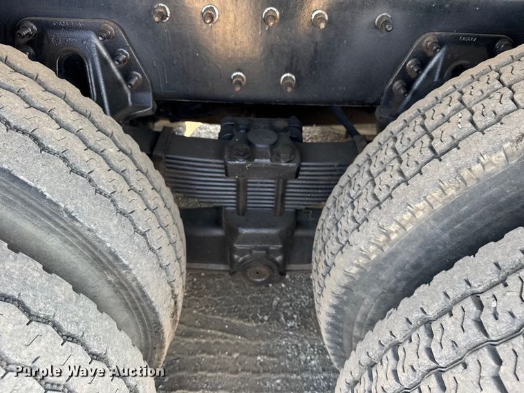 image for item NU9651 2005 International 7400 drilling rig truck