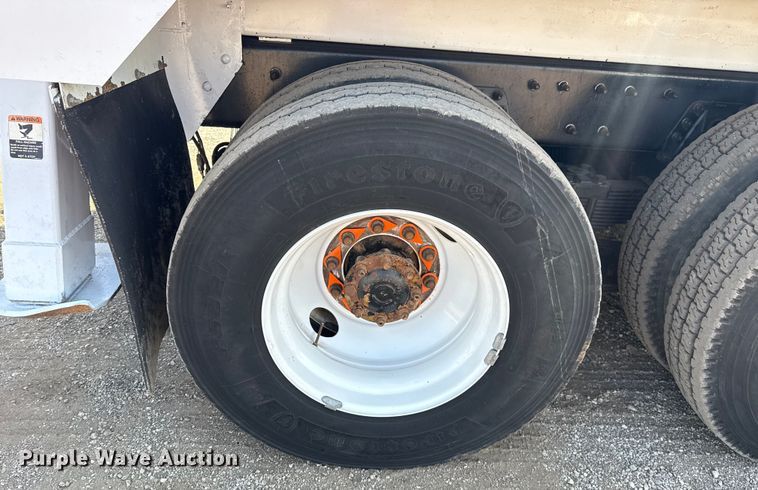 image for item NU9651 2005 International 7400 drilling rig truck