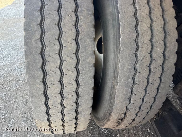 image for item NU9651 2005 International 7400 drilling rig truck