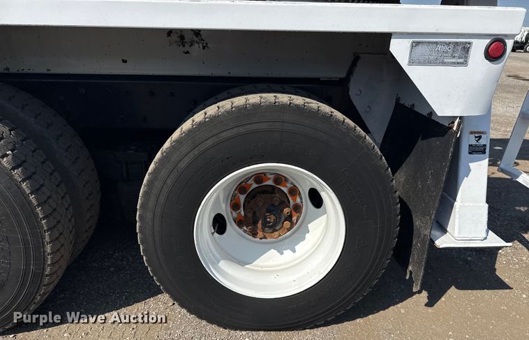 image for item NU9651 2005 International 7400 drilling rig truck