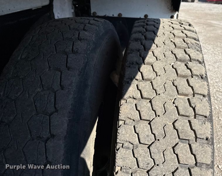 image for item NU9651 2005 International 7400 drilling rig truck