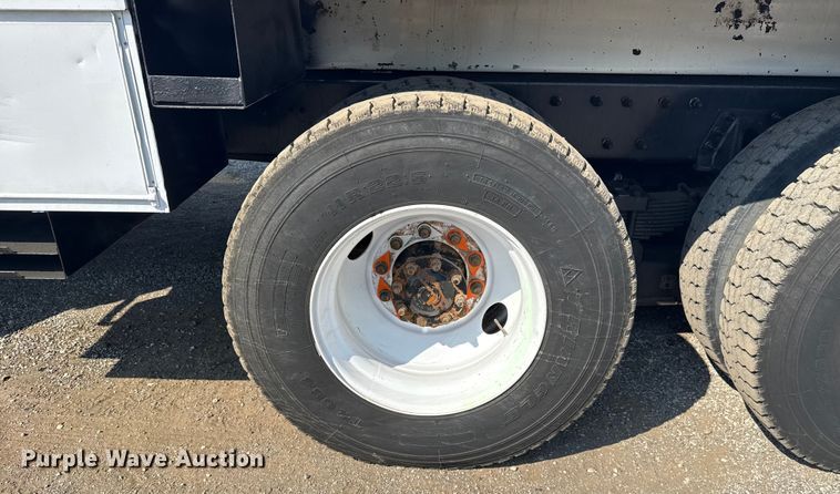 image for item NU9651 2005 International 7400 drilling rig truck