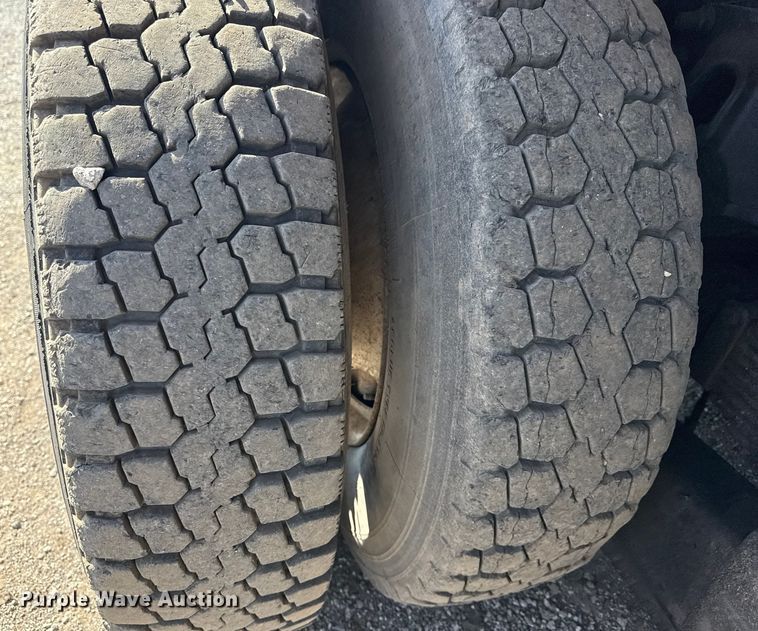 image for item NU9651 2005 International 7400 drilling rig truck