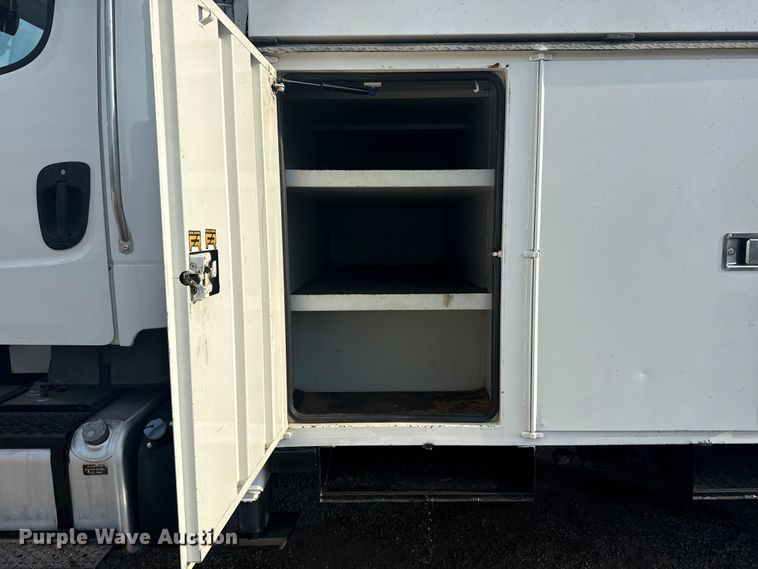 image for item NU9652 2019 Freightliner Business Class M2 digger derrick truck