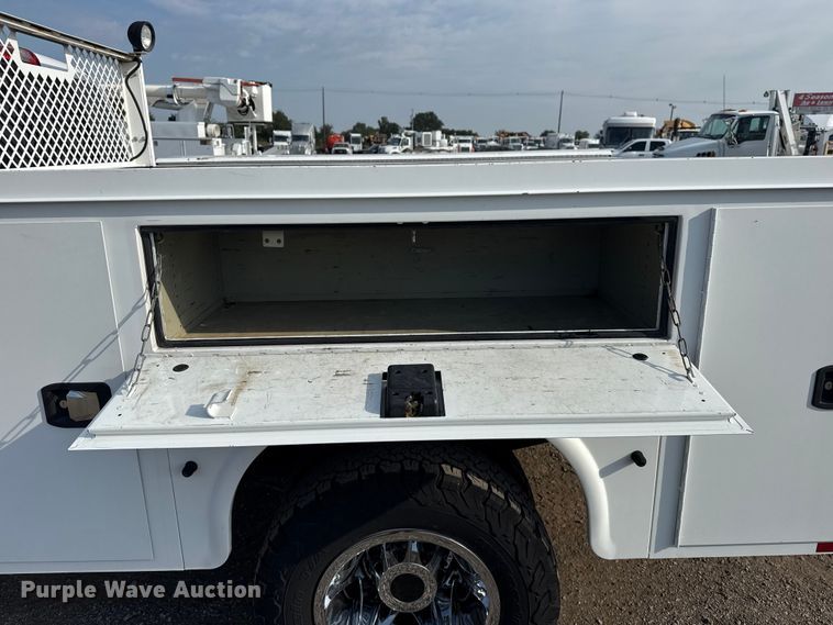 image for item NU9653 2016 Chevrolet Silverado 3500HD Double Cab utility bed pickup truck