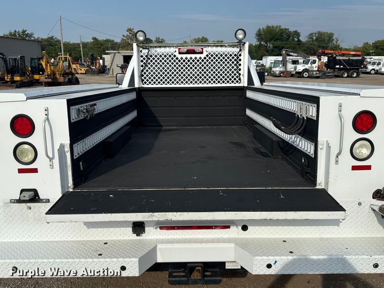 image for item NU9653 2016 Chevrolet Silverado 3500HD Double Cab utility bed pickup truck